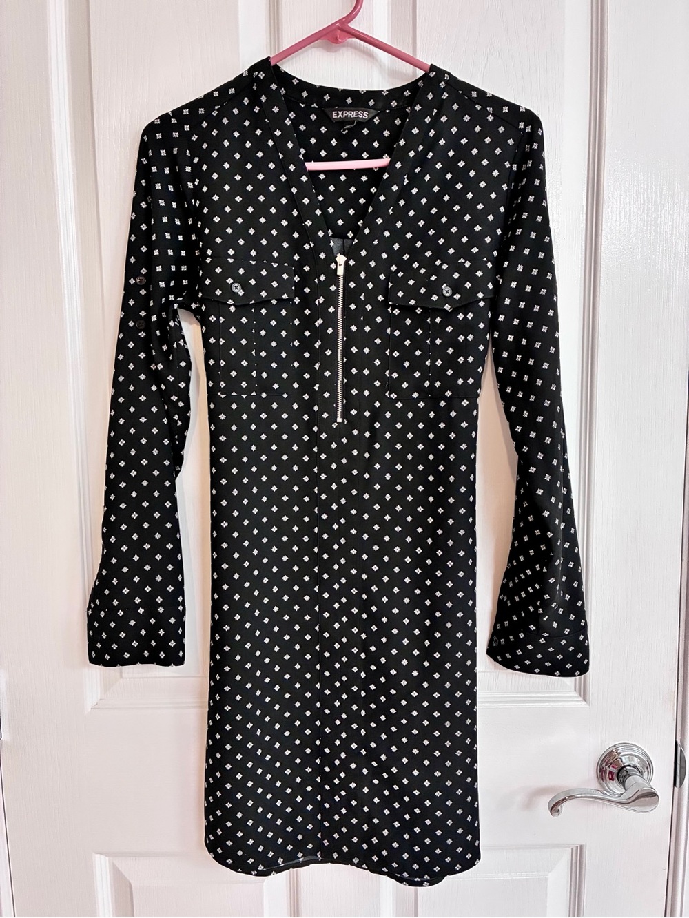 EXPRESS  Black Diamond print Long-Sleeve Shift Dress w/ belt. Size Small